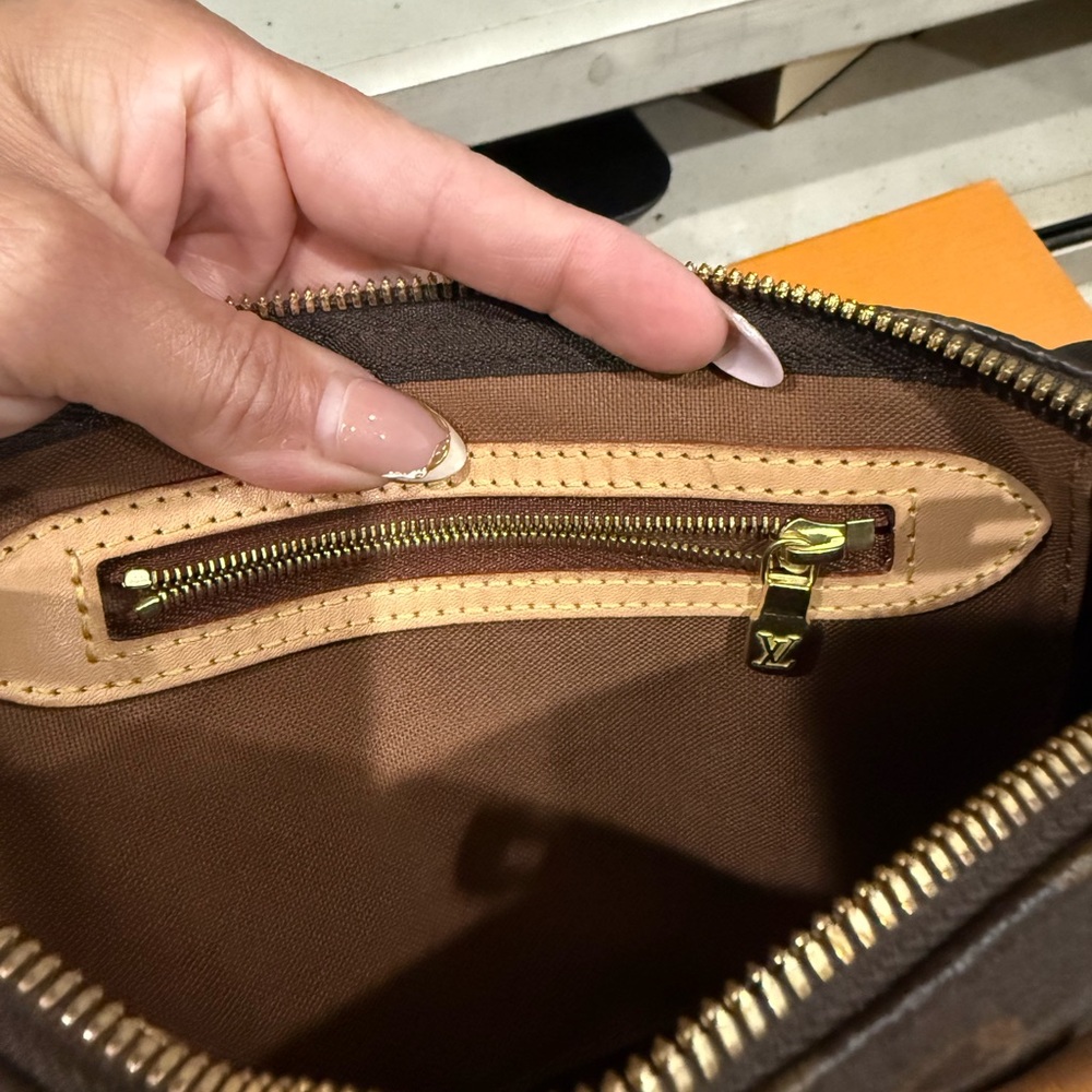 Louis Vuitton - Picture 10 of 14